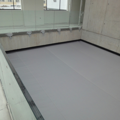 Cortina orizontala peste gol atrium