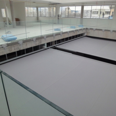 Cortina orizontala peste gol atrium