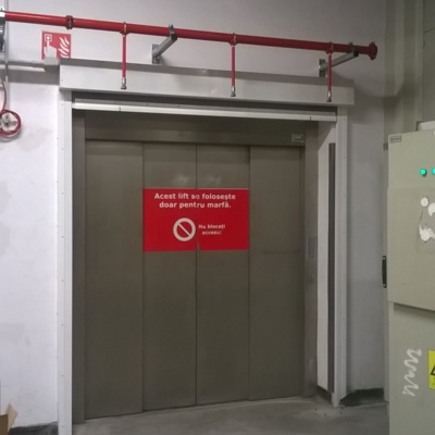 Cortina rezistenta la foc cu consum redus de apa